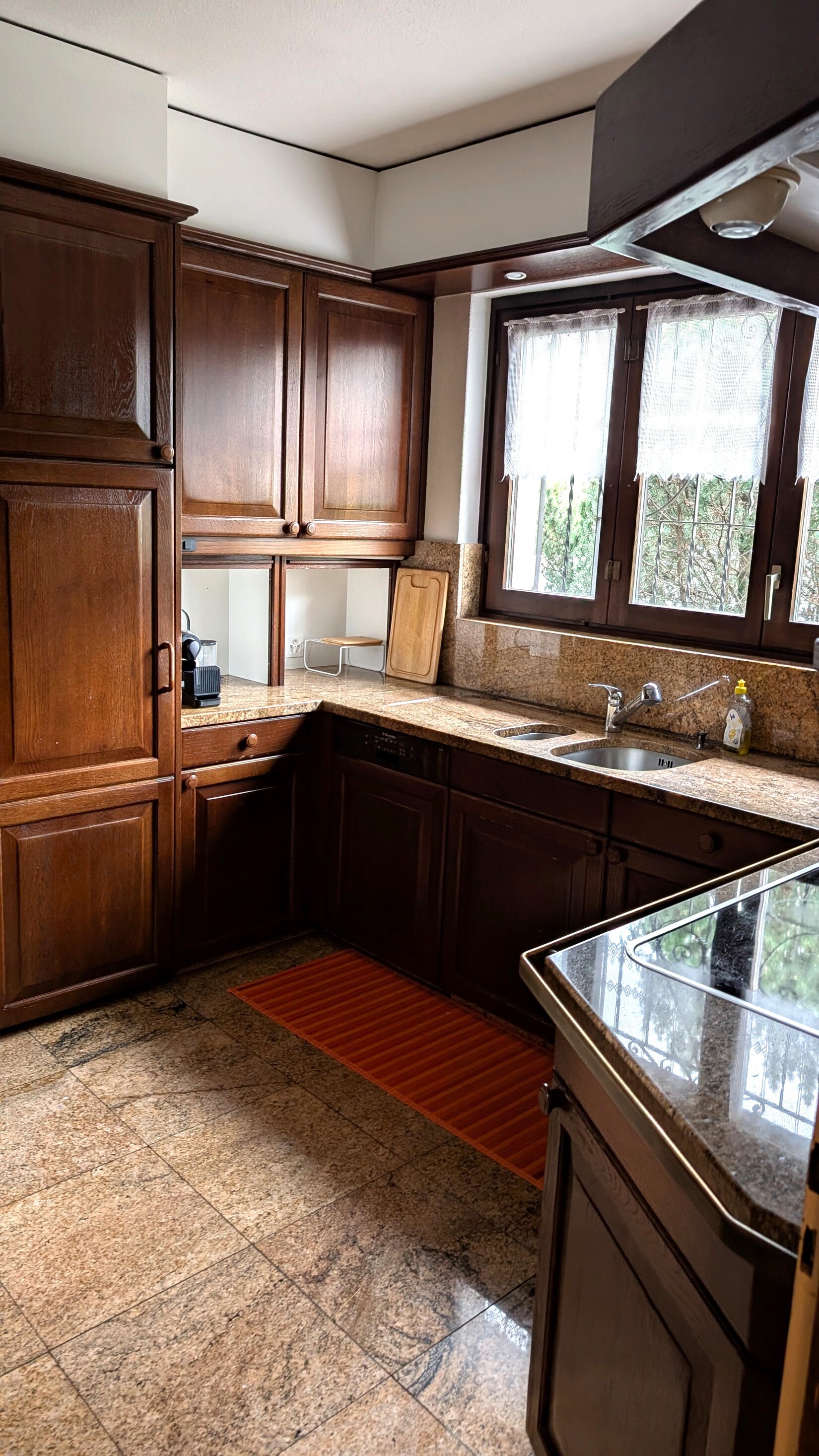 Küche – Holz & Granit, voll ausgestattet