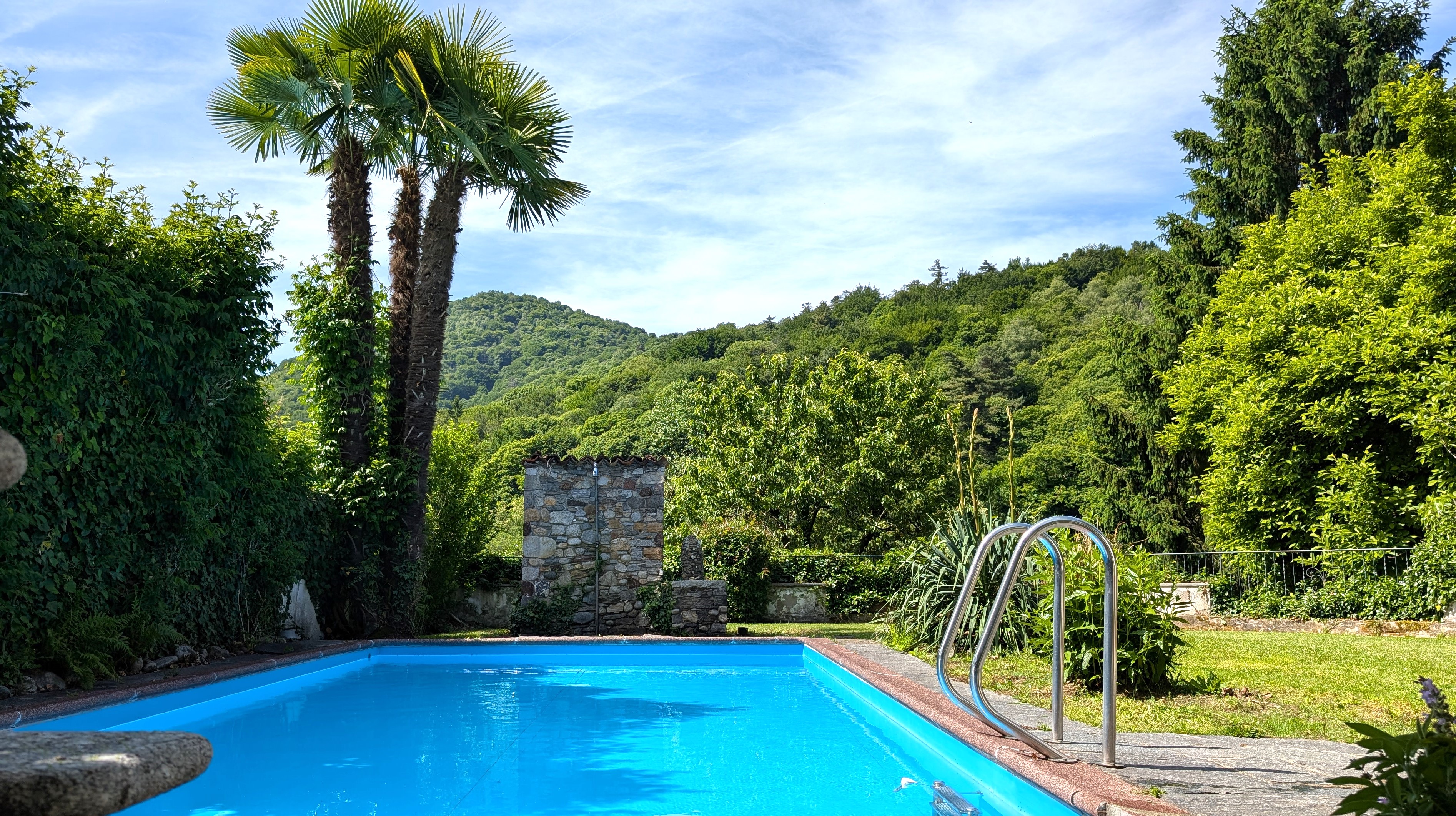 Casa Carolina – Pool, Palmen und Bergblick